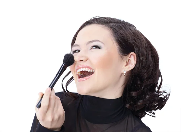 Όμορφη γυναίκα με βούρτσα μακιγιάζ κοντά στο πρόσωπό της - που απομονώνονται σε wh — Φωτογραφία Αρχείου