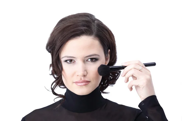 Mooie vrouw met make-up borstel in de buurt van haar gezicht - geïsoleerd op wh — Stockfoto