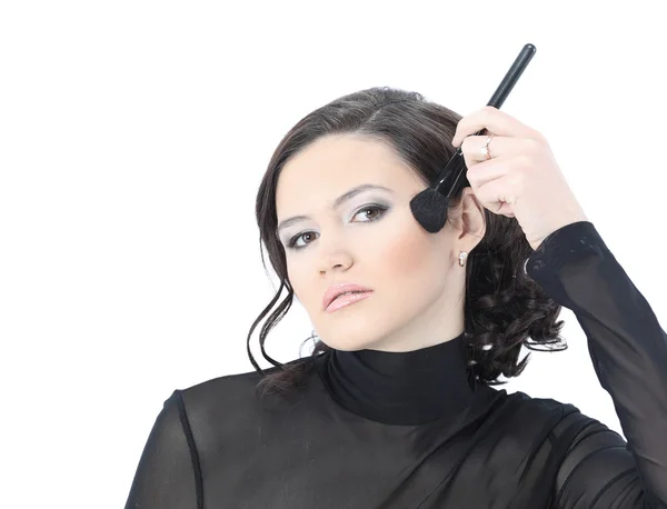 Mulher bonita com pincel de maquiagem perto do rosto - isolado no wh — Fotografia de Stock
