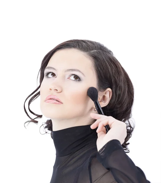 Krásná žena s make-up štětce poblíž její tvář - izolované na wh — Stock fotografie