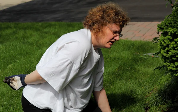 Dolor de espalda de mujer durante la jardinería — Foto de Stock
