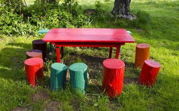 Mobília de jardim rural colorida — Fotografia de Stock