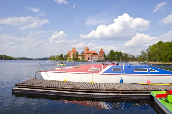Historický zámek Trakai a lodí po jezeře — Stock fotografie
