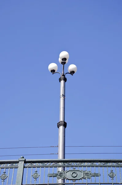 Ročníku pouliční lampy a brigge kolejnice — Stock fotografie