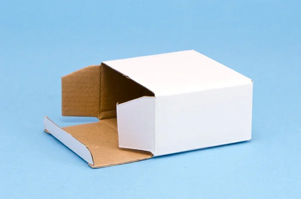 Papírová krabice na Azurovém pozadí — Stock fotografie