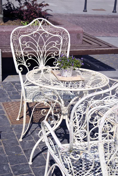 Beyaz boyalı metal kafe mobilyaları — Stok fotoğraf