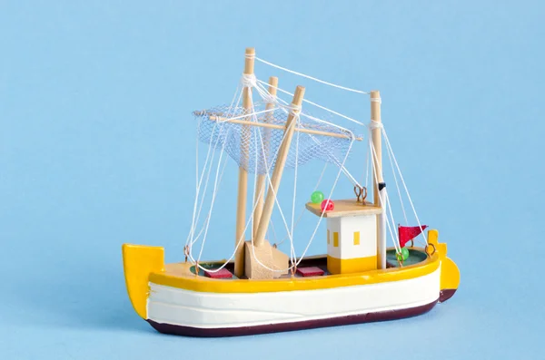 Fartyg modell på azurblå bakgrund — Stockfoto