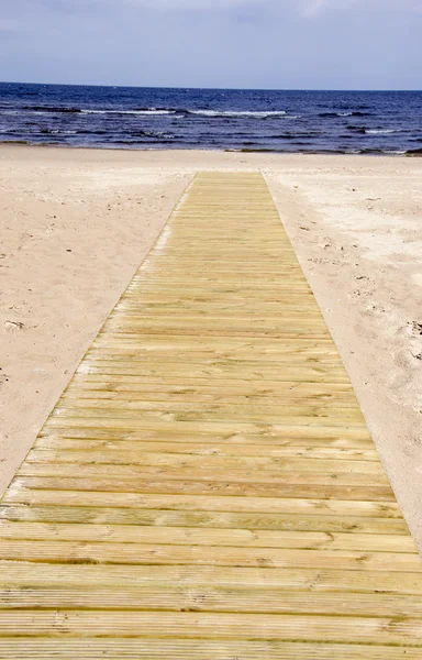 Trilha de madeira na praia e resort de mar — Fotografia de Stock