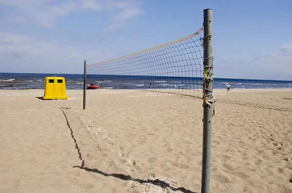 Volleyballnetze am leeren Strand des Resorts — Stockfoto