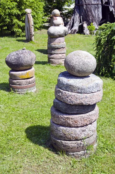 Steen en molensteen collectie in de tuin — Stockfoto