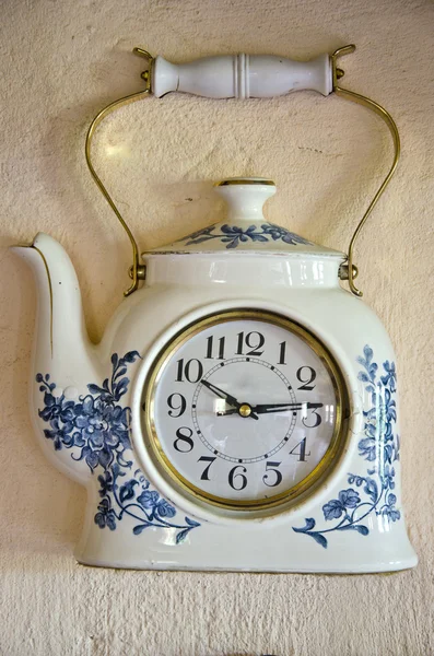 复古原始茶壶窗体设计时钟 — 图库照片