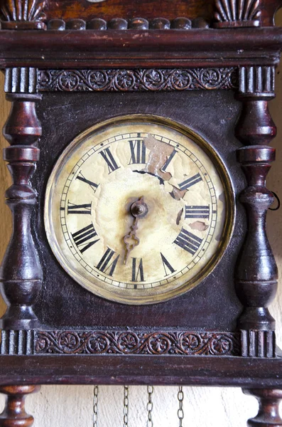 Αντίκες και σπασμένο ξύλινο ρολόι κλήσης — Φωτογραφία Αρχείου