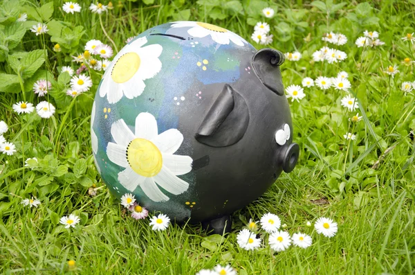 Skarbonka ceramiczna na ogród trawa — Zdjęcie stockowe