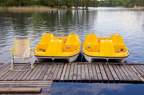 在度假村湖上的两个黄色摩托艇 — 图库照片