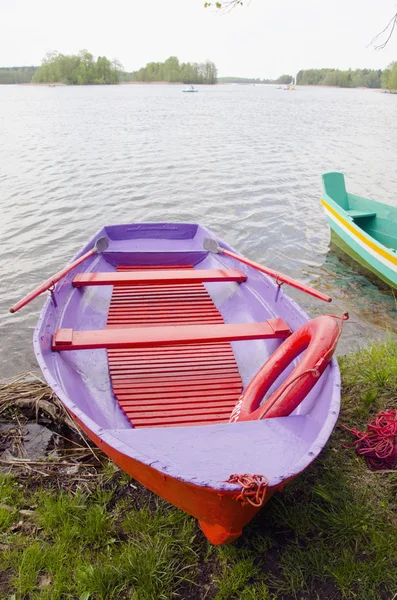 Красочная весенняя лодка на озере — стоковое фото