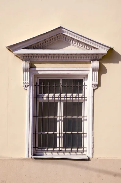 Ιστορικό παλάτι παράθυρο με τρίψιμο — Φωτογραφία Αρχείου