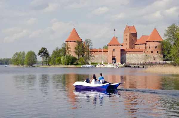 Středověký Litevský hrad trakai na jaře — Stock fotografie