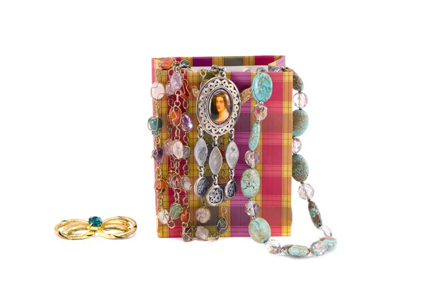 Isoliert verschiedene Halsketten in Geschenkpapiertasche — Stockfoto
