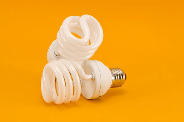 Deux ampoules modernes à économie d'énergie — Photo