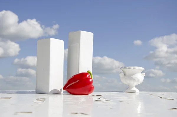 静物与红辣椒和白色的花瓶 — 图库照片