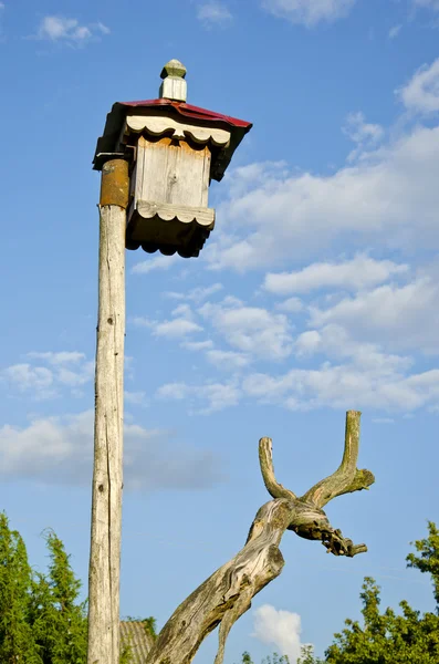Scatola di nidificazione decorativa in fattoria — Foto Stock