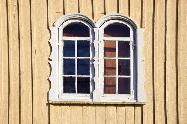 Twee vensters op houten kerk muur — Stockfoto