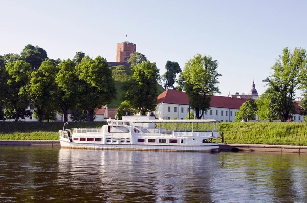 Замок Гедиминас и река Нерис в Вильнюсе — стоковое фото