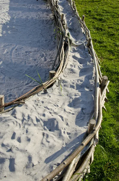 Άμμο και ξύλινο φράχτη στην παραλία θέρετρο — Φωτογραφία Αρχείου