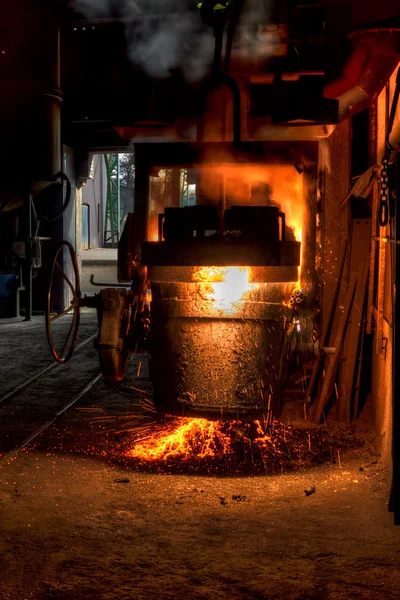 Ladle of molten steel in a iron foundry — Stock Photo, Image