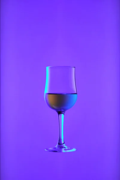 Cálice com vinho branco em azul — Fotografia de Stock
