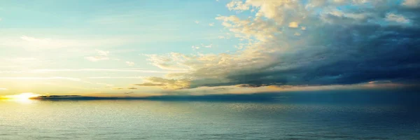 Panorama du coucher de soleil sur la mer — Photo