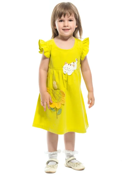 Een mooi klein meisje in een gele jurk — Stockfoto