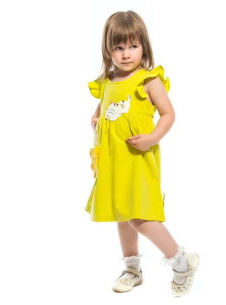 Une jolie petite fille en robe jaune — Photo