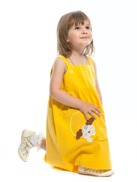 Szép kislány, egy sárga ruha — Stock Fotó