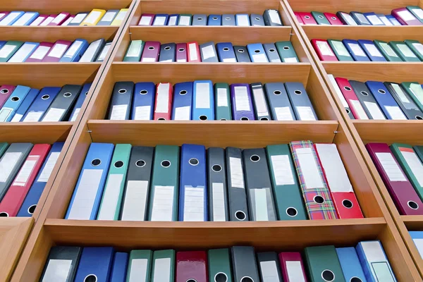 File folders, standing on the shelves — Stockfoto