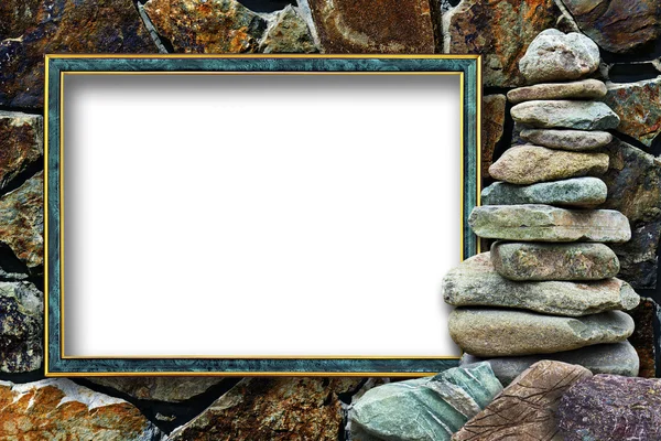Moldura para uma foto com um cairn em um fundo de pedra — Fotografia de Stock