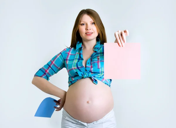 Έγκυος όμορφη νεαρή γυναίκα με κενό post-it σημείωση. όλα σχετικά με g — Φωτογραφία Αρχείου