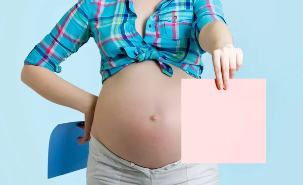 Pregnant beautiful young woman with blank post-it note. All on b — Stock Photo, Image