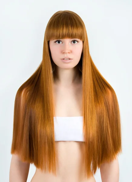 Vacker ung rödhårig kvinna med lång skönhet rakt hår. — Stockfoto