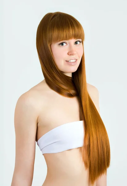 Hermosa mujer pelirroja joven con pelo largo belleza recta . — Foto de Stock