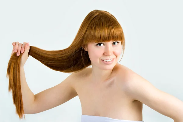 Krásná rusovlasá mladá žena s rovnými vlasy dlouhé krásy. — Stock fotografie