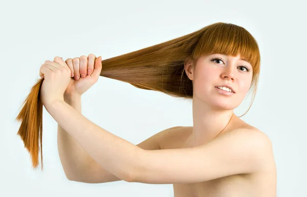 Mulher ruiva nova bonita com cabelo liso de beleza longa . — Fotografia de Stock