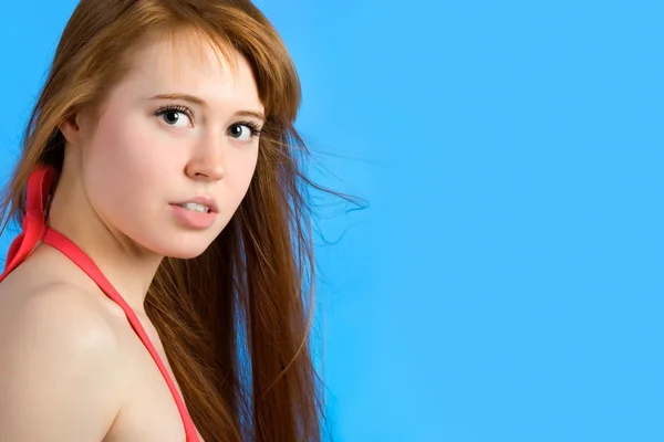 美丽的年轻的红发女子美容长直发. — 图库照片