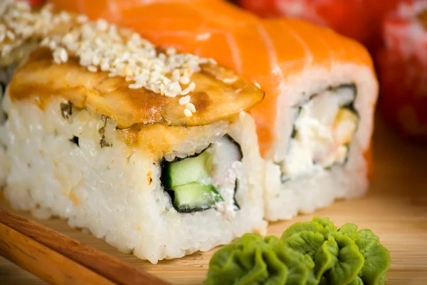 Japońskie sushi tradycyjne japońskie jedzenie. rolki z wędzone — Zdjęcie stockowe