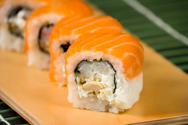 Japońskie sushi tradycyjne japońskie jedzenie. rolki z wędzone — Zdjęcie stockowe