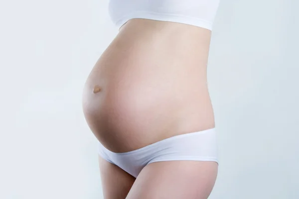 Die Silhouette einer schönen schwangeren Frau — Stockfoto
