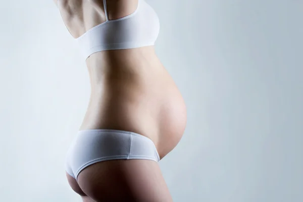 Uma silhueta de uma bela mulher grávida — Fotografia de Stock