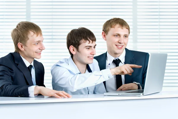 Jonge zakenman bespreking van project met zijn collega's en po — Stockfoto