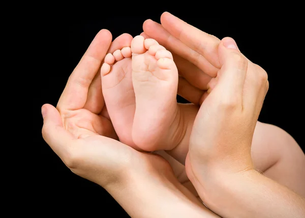 Baba lábát az anyja kezében — Stock Fotó