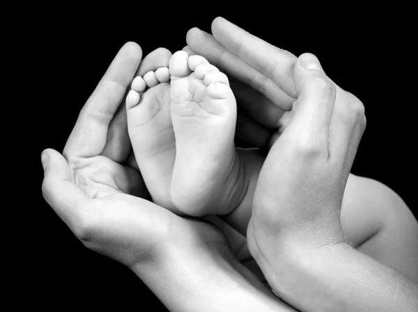 El pie del bebé en manos de la madre — Foto de Stock